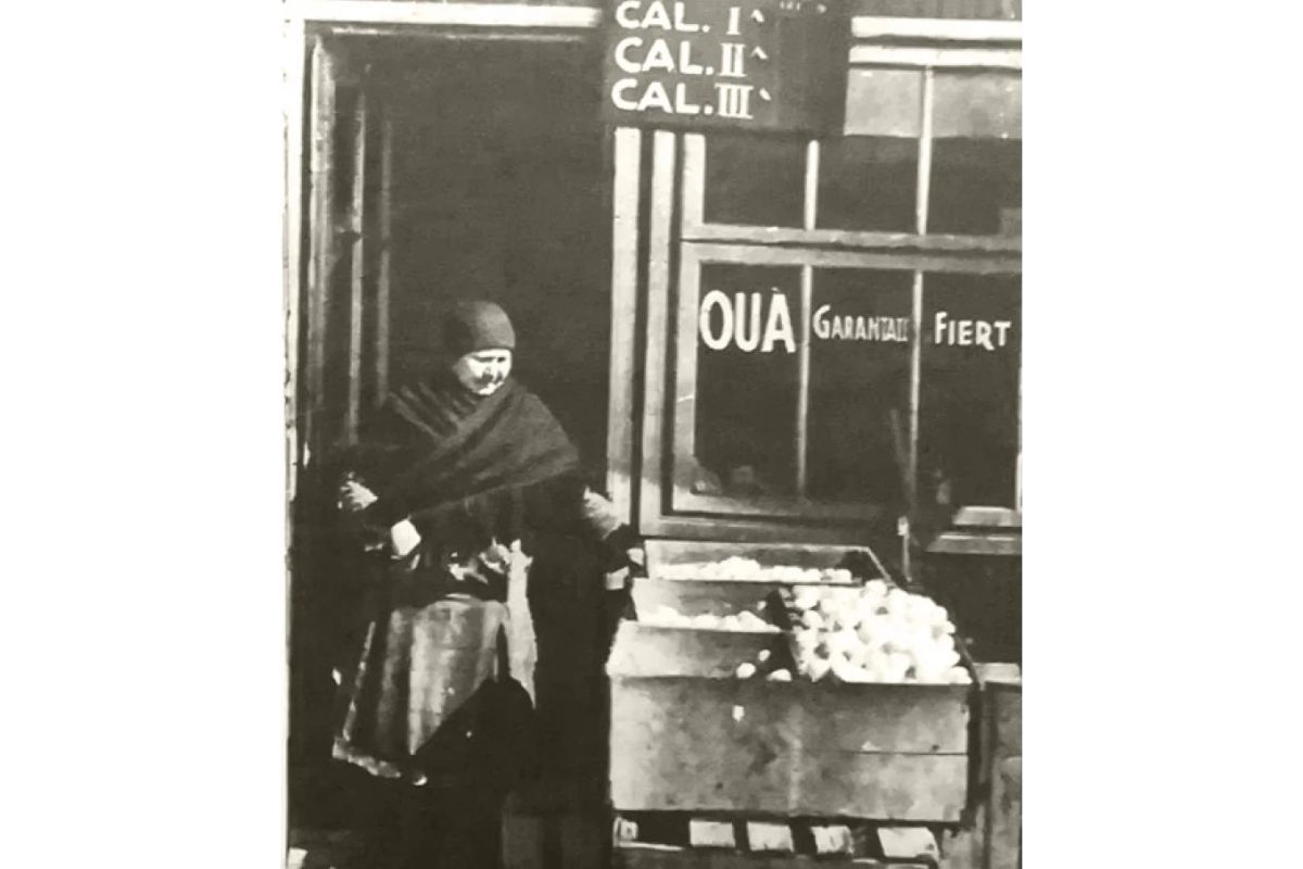 Negustoreasă în Piața Obor, 1937