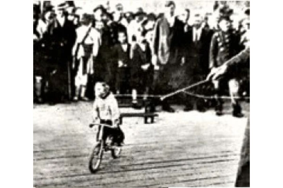 Maimuța înțeleaptă, 1928